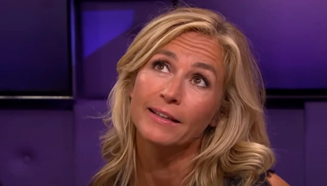 Wendy van Dijk misdraagt zich op vakantie, eist dat alle toeristen hun telefoons wegdoen