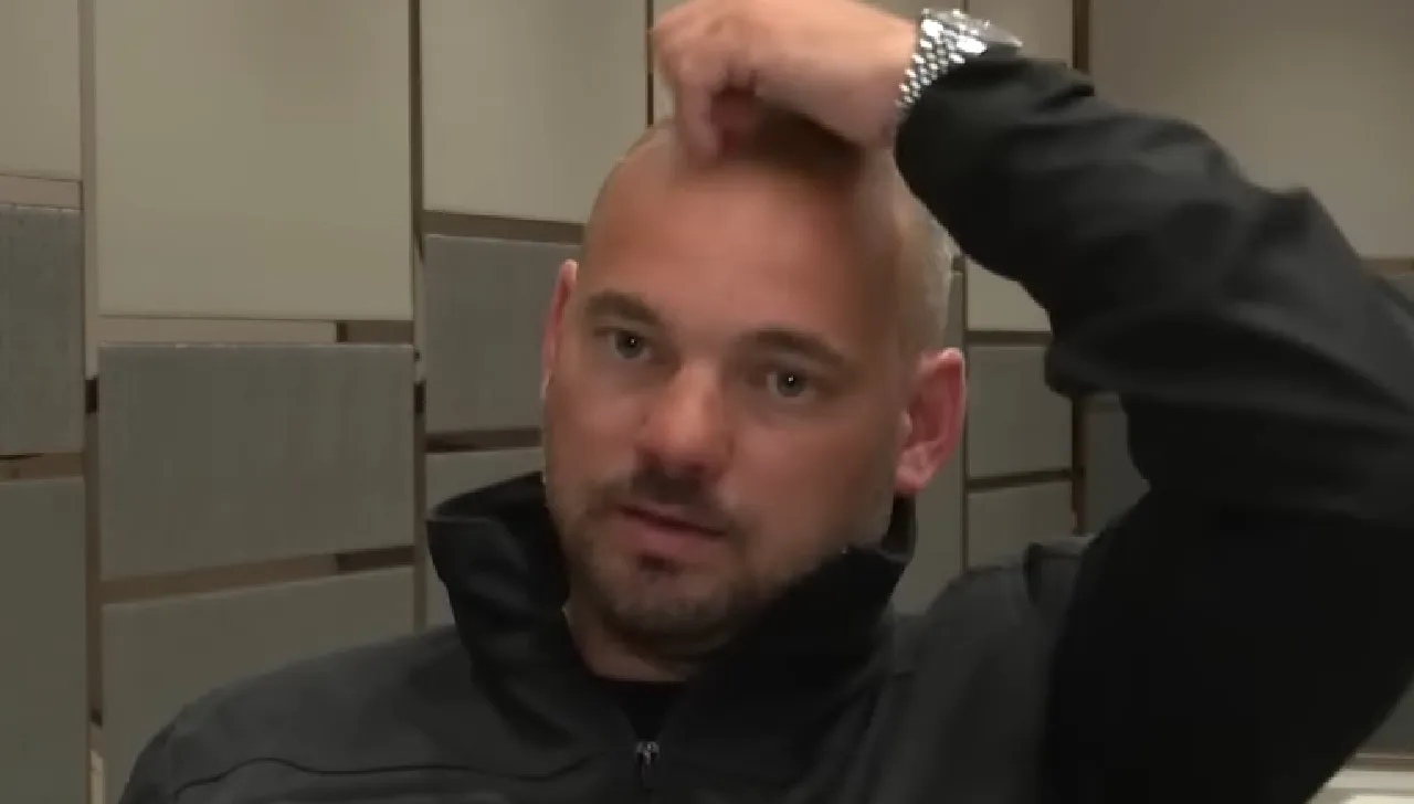Wesley Sneijder intiem met bekende realityster (video)