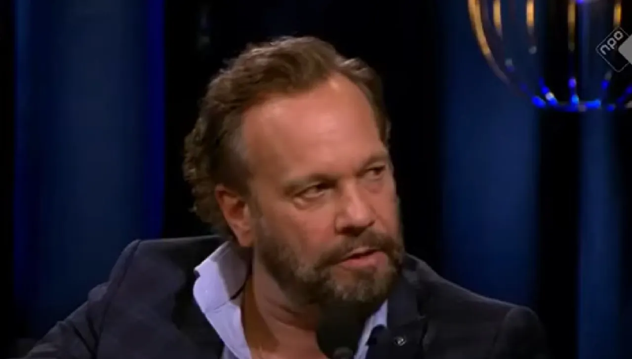 Carlo Boszhard misdraagt zich op vreselijke wijze en lacht fan uit