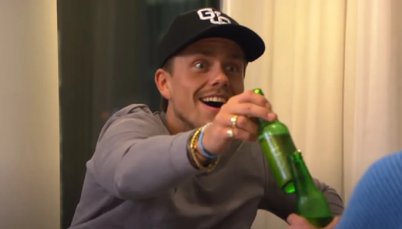 Bezopen André Hazes sloopt hotelkamer, Monique huilend op de gang