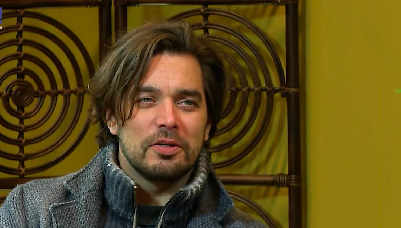 Waylon laat levensgrote tattoo van Bibi zetten en wordt massaal uitgelachen