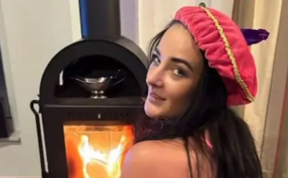 Topmodel Nicol gaat voor pikante pakjesavond als naaktpiet, laat iets teveel zien