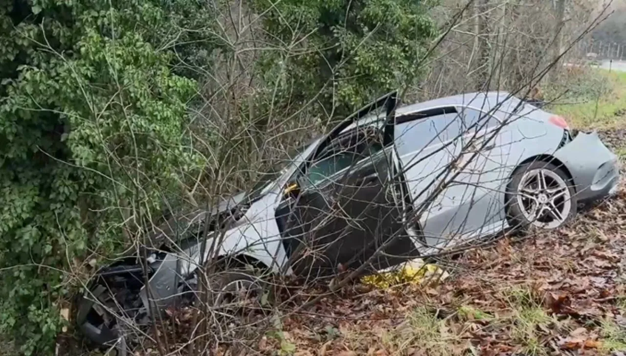 Profvoetballer crasht met auto en vecht voor zijn leven