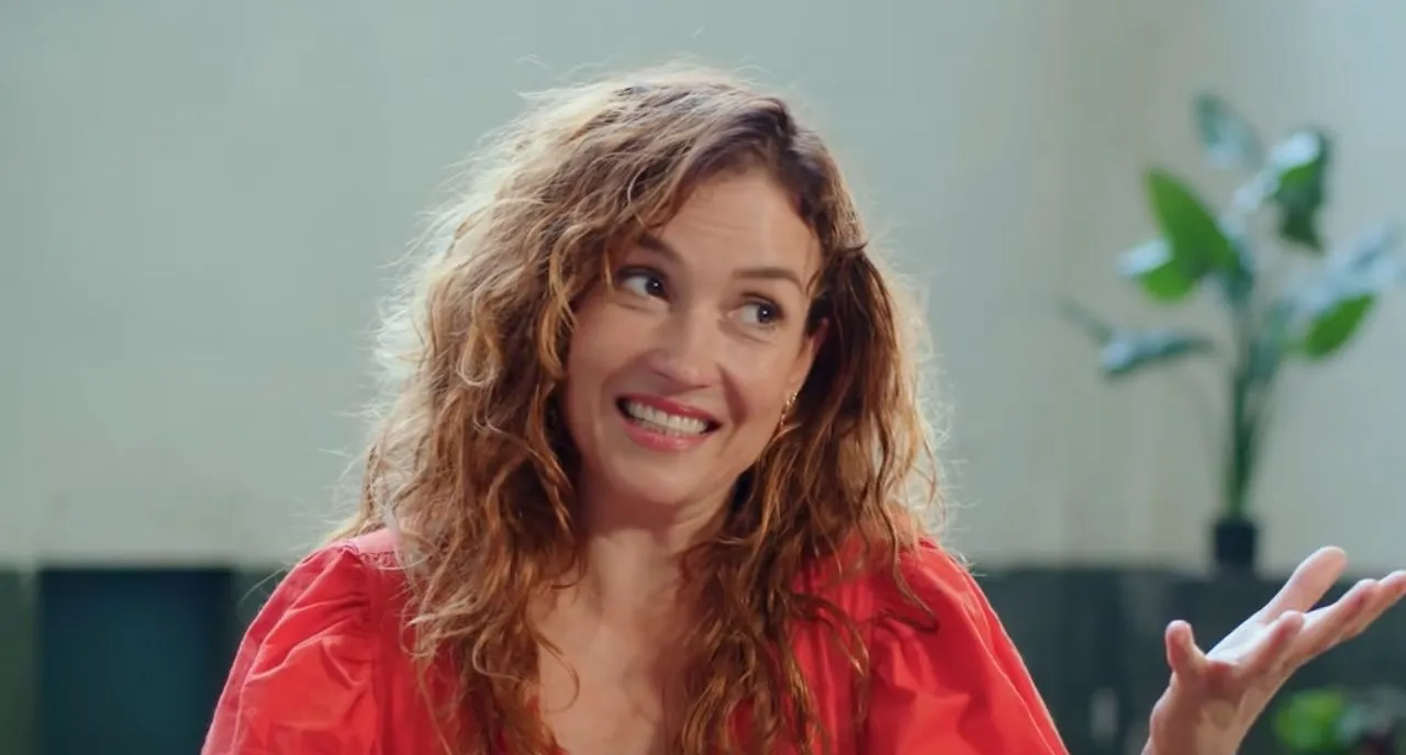 Katja Schuurman trekt haar BH uit en laat voorgevel zien