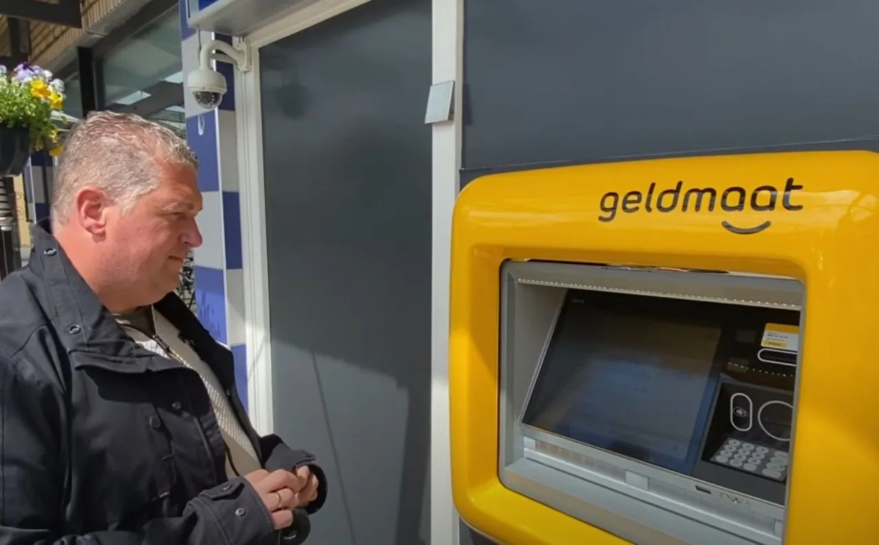 Contant geld pinnen niet meer gratis: dit bedrag ga je per opname aftikken