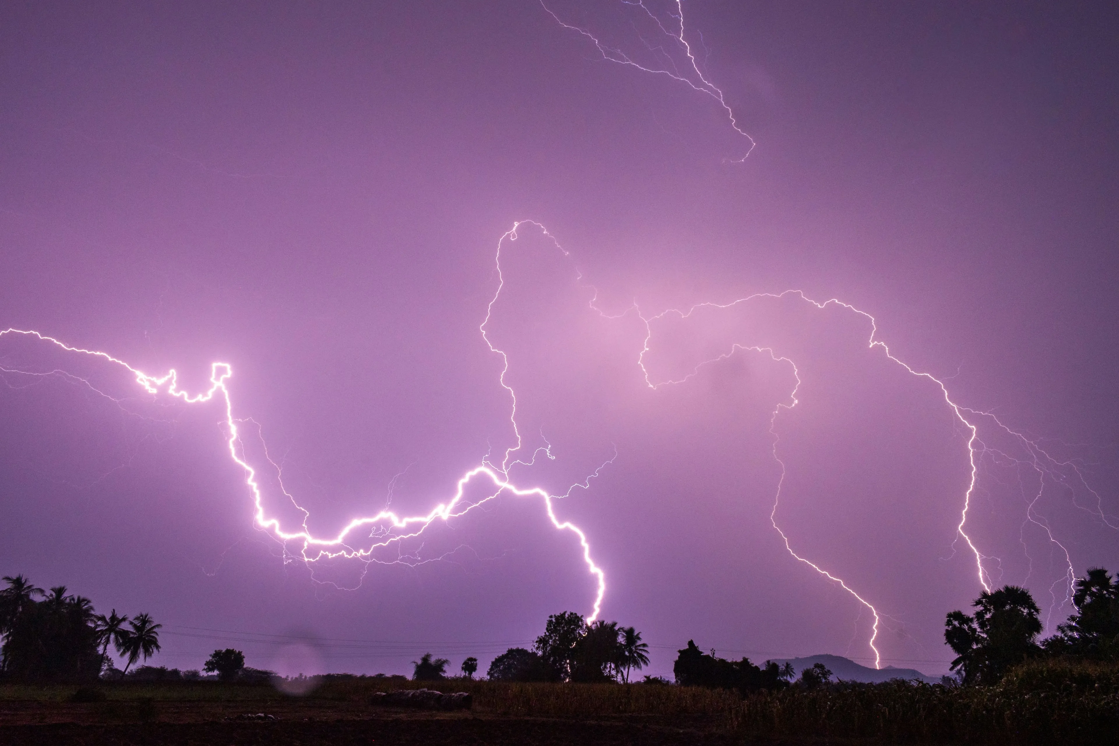 Noodweer in het hele land: ''Vanaf zo laat kun je het best binnenblijven''