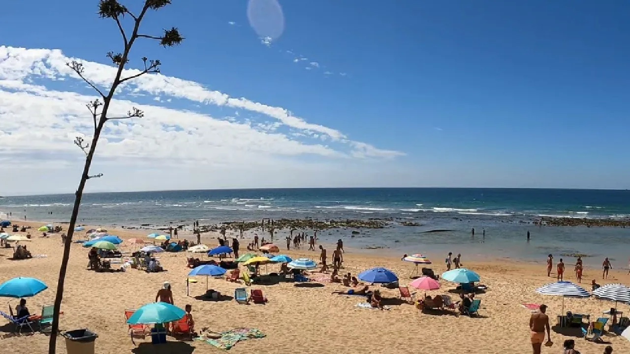 Bekende acteur (41) in elkaar gezakt op het strand in Spanje