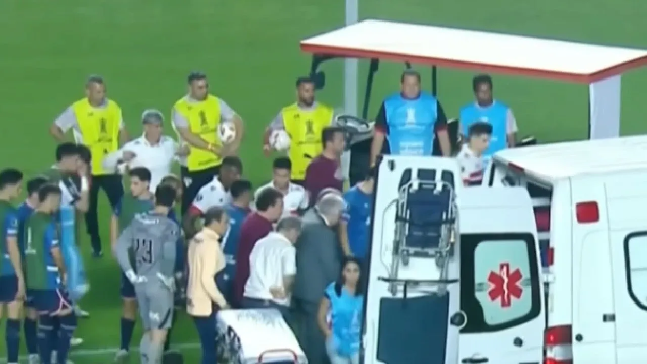 Bekende voetballer in elkaar gezakt op het veld