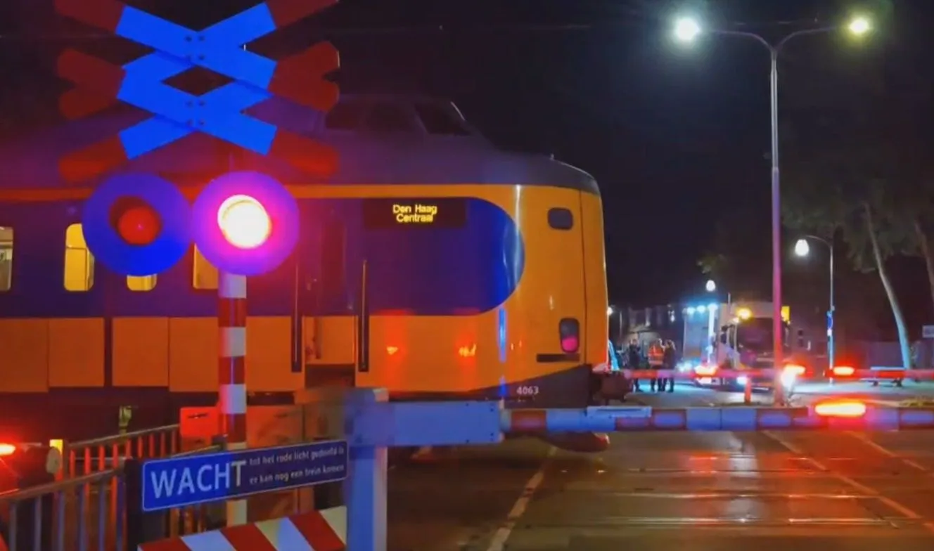 Mannen glippen onder gesloten spoorbomen door en zien trein niet