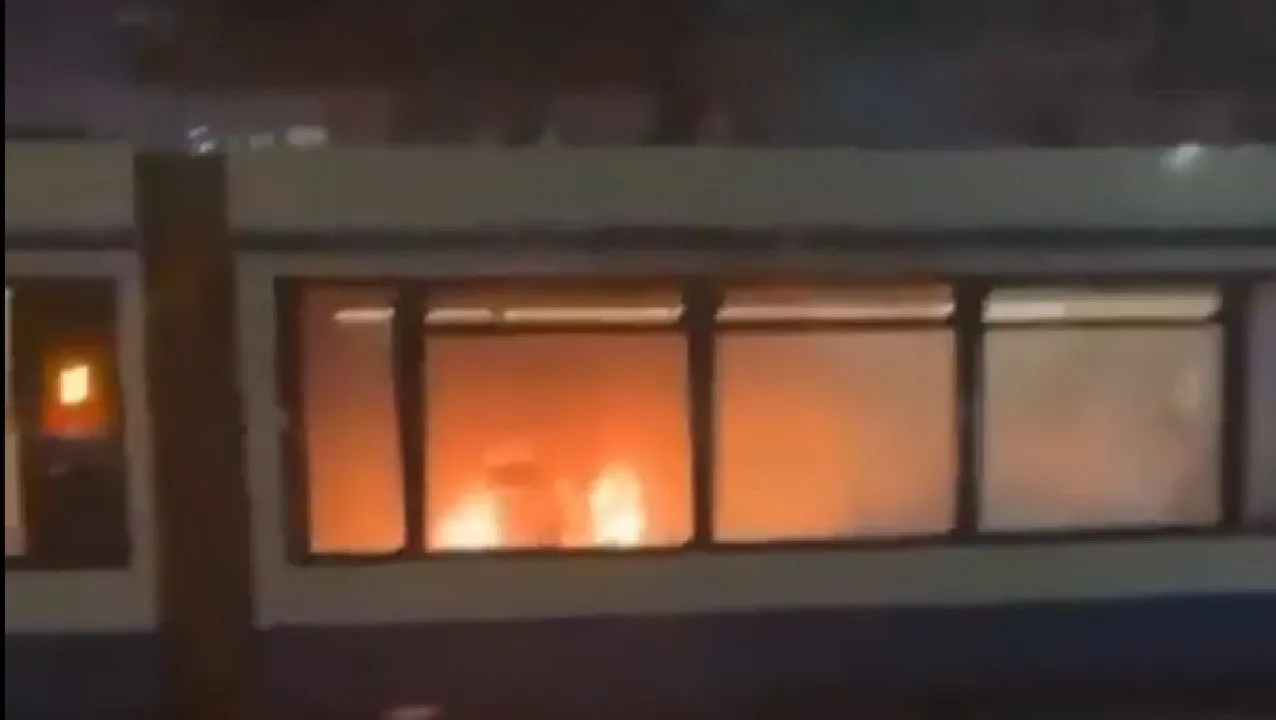 Honderden jongeren slopen de hoofdstad en blazen tram op