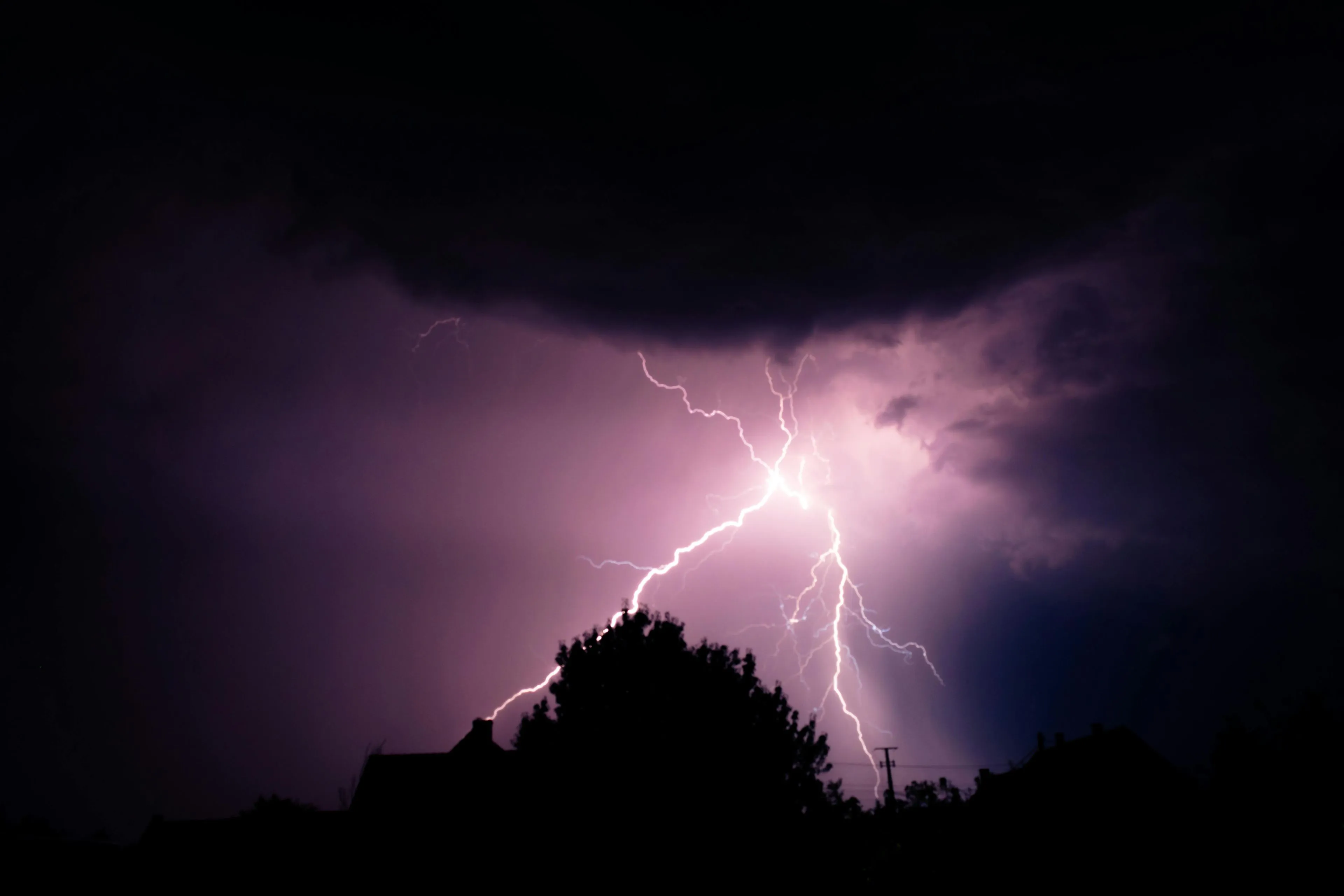Weerdiensten kondigen noodweer aan: ''Hier gaat het los''