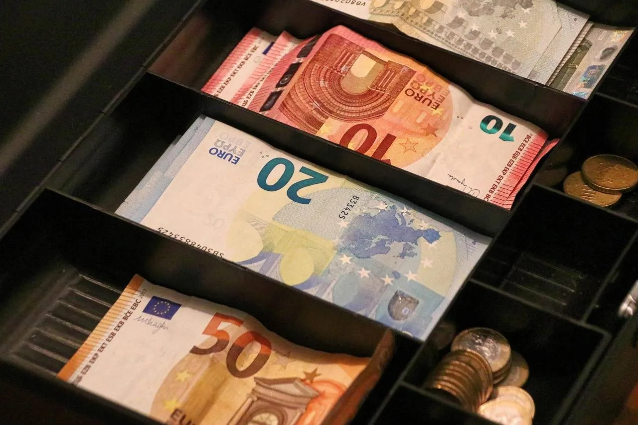 cash box 6679069 1280