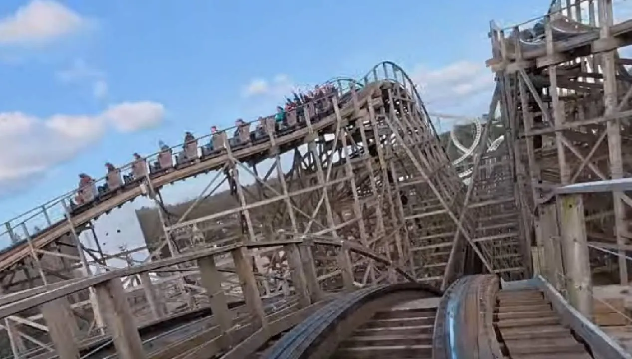 Veiligheidsbeugel Efteling-achtbaan opent tijdens de rit
