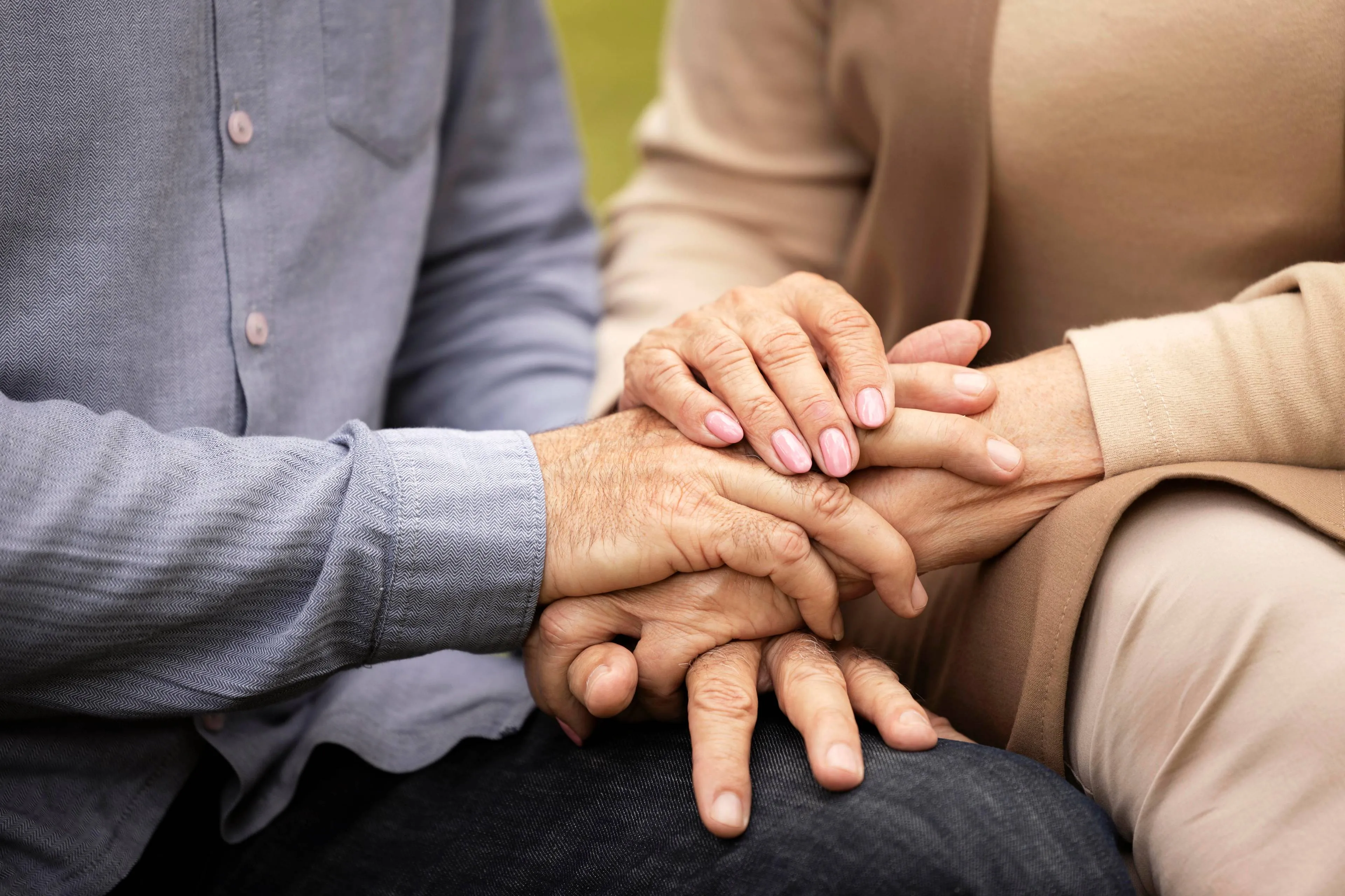close-up-couple-holding-hands
