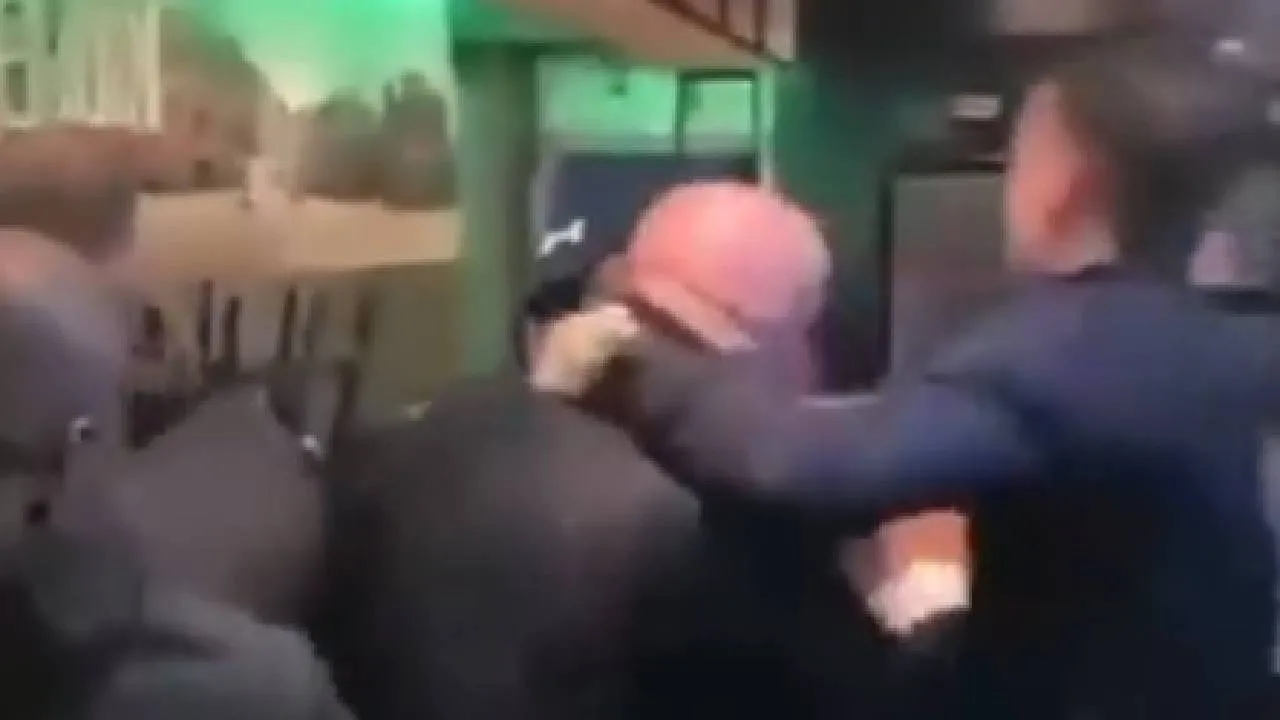 Beelden: 'Michael van Gerwen krijgt klappen in dönerzaak'