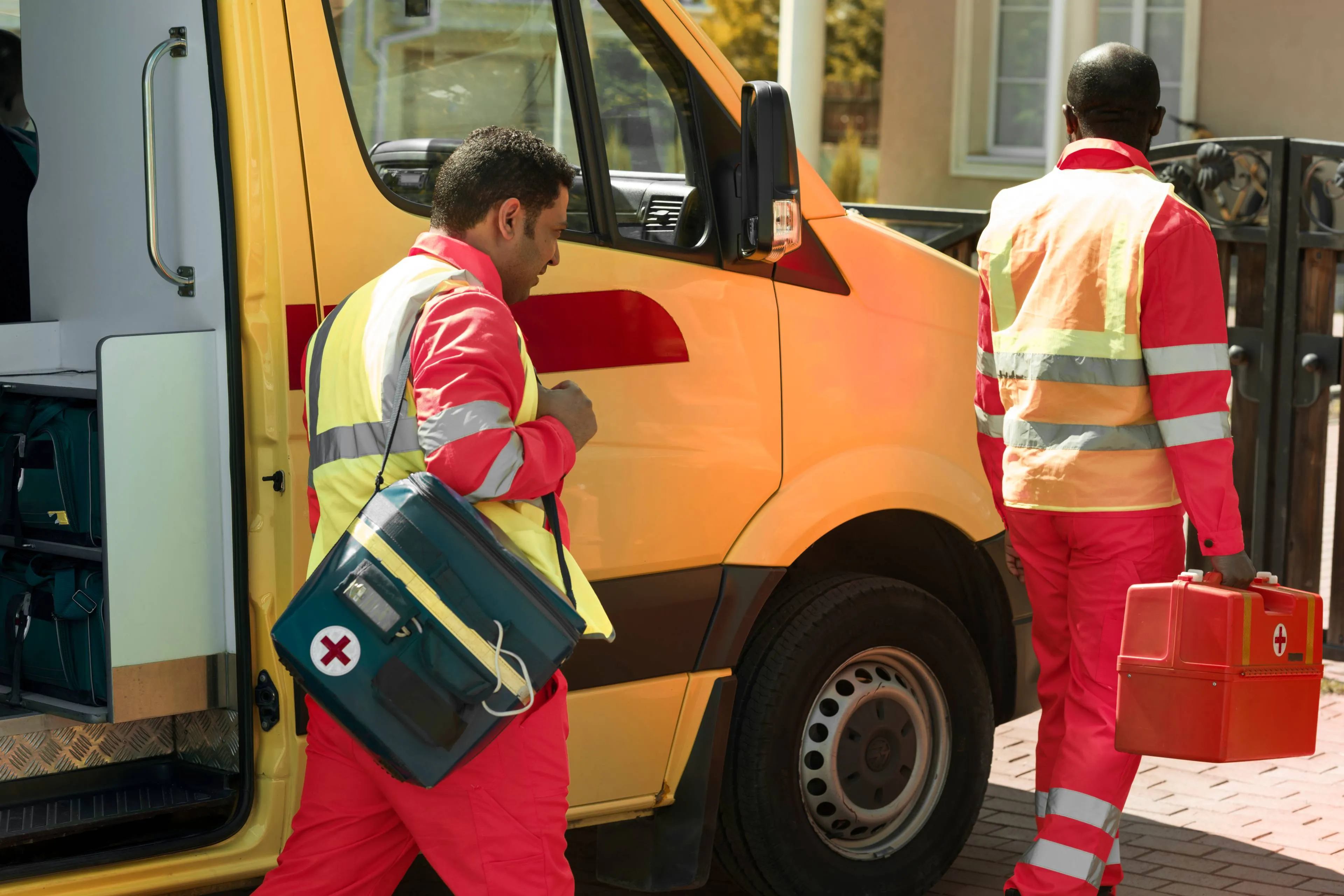 medium-shot-paramedics-ready-help (1)