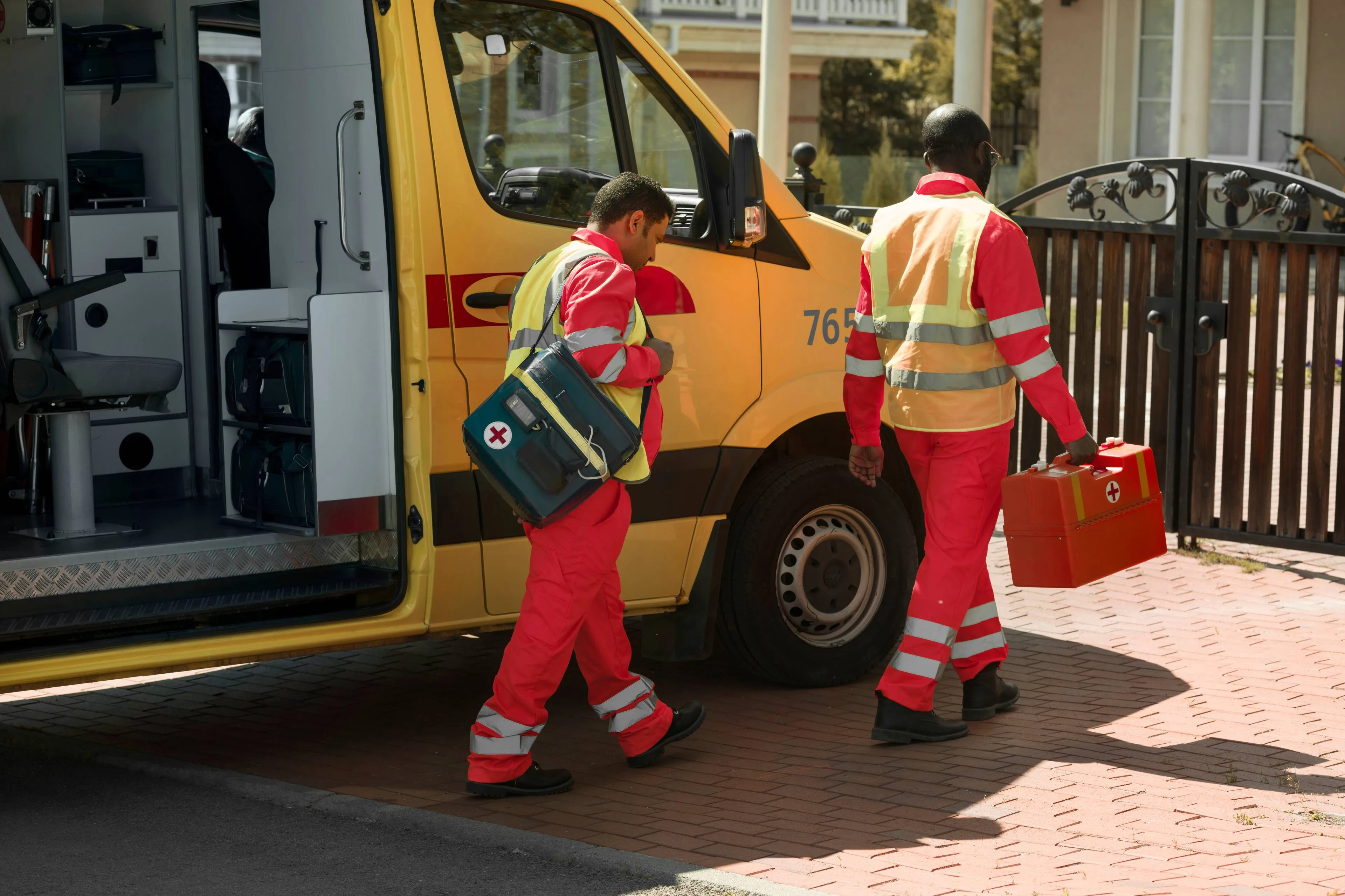 full-shot-paramedics-ready-help (2)