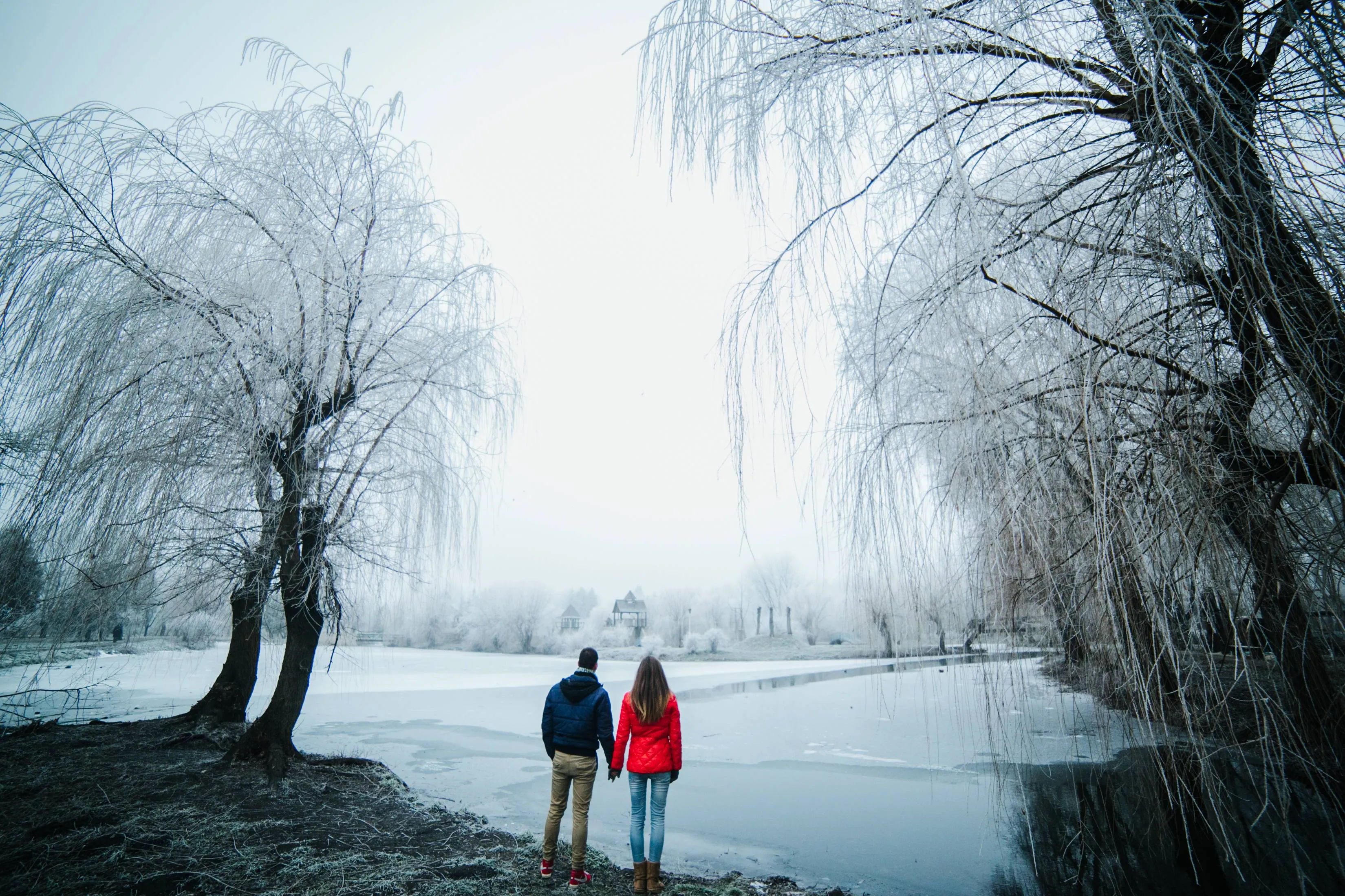 beautiful-couple-posing-near-frozen-river-park