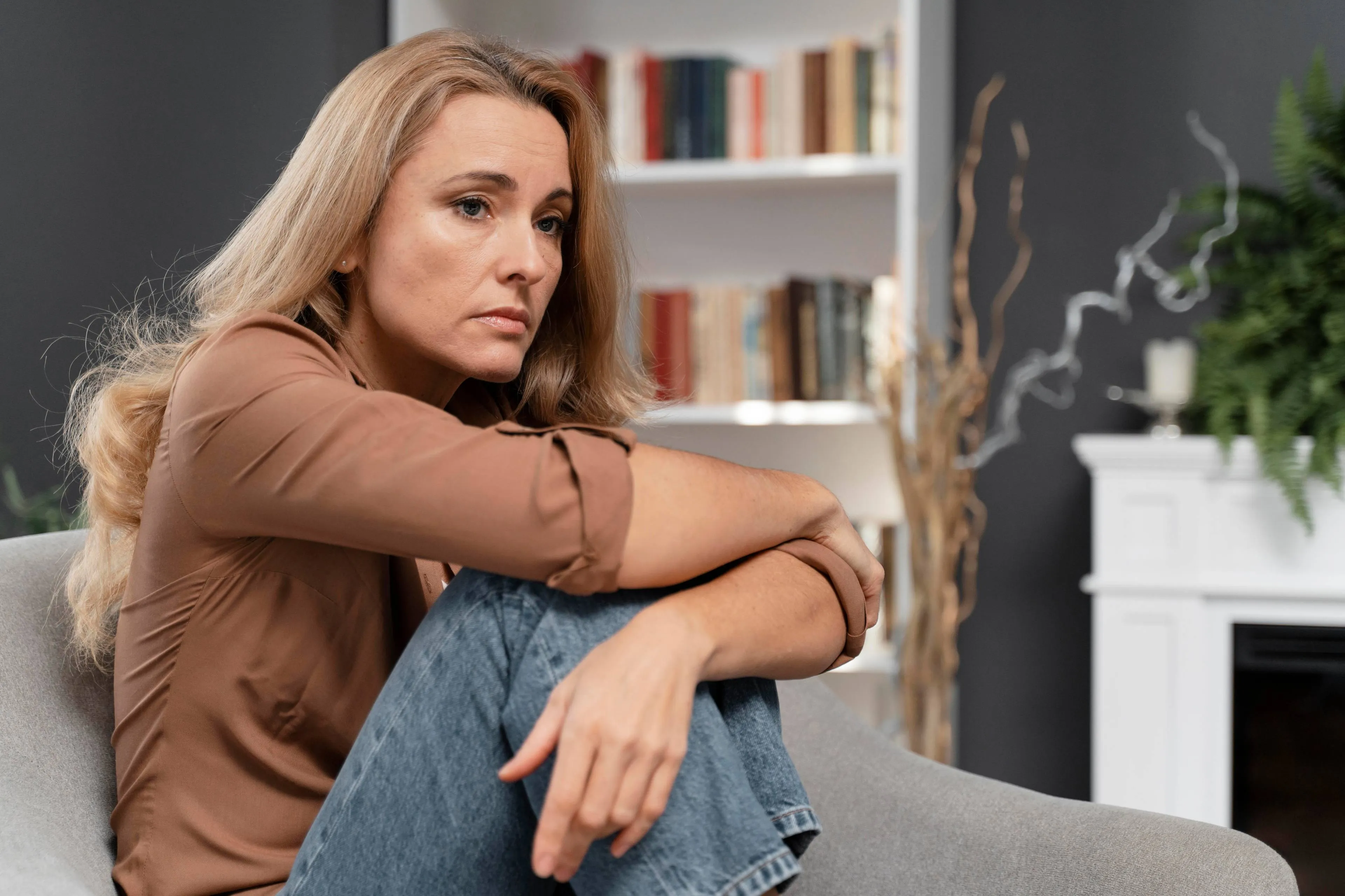 worried-woman-sitting-couch(1)