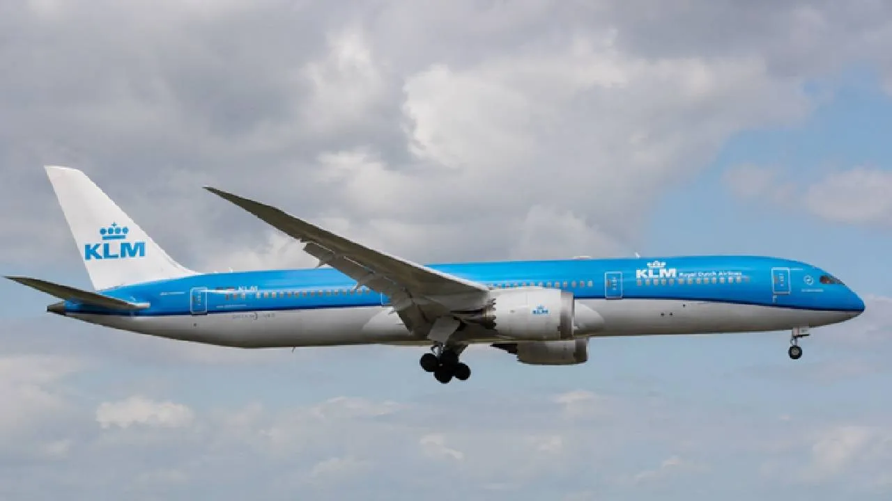 KLM121