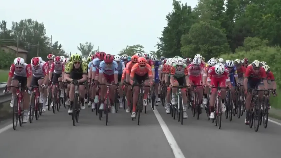 10e etappe het peloton op weg naar modena