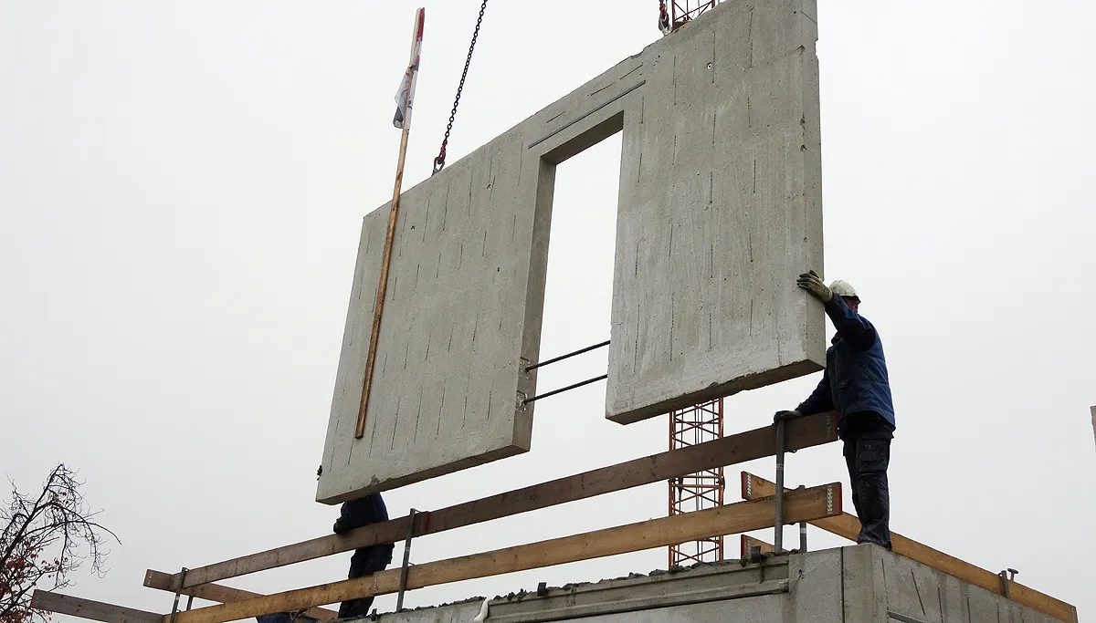 14 foto 2 toekomstige bewoners bronstraat vieren hoogste punt en dragen steentje bij 002