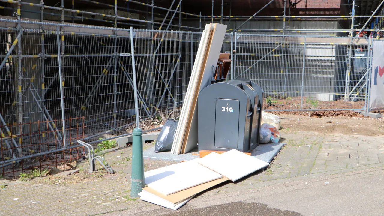 afval gedumpt aan de wieer