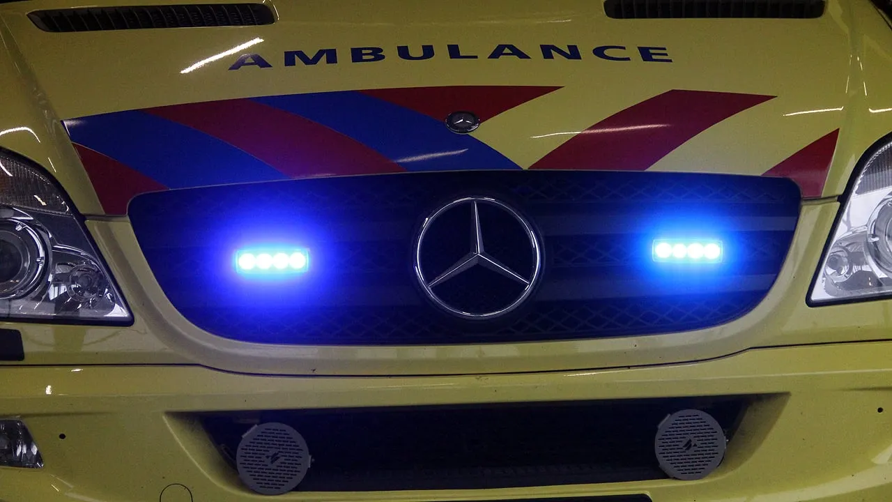 ambulance mercedes donker