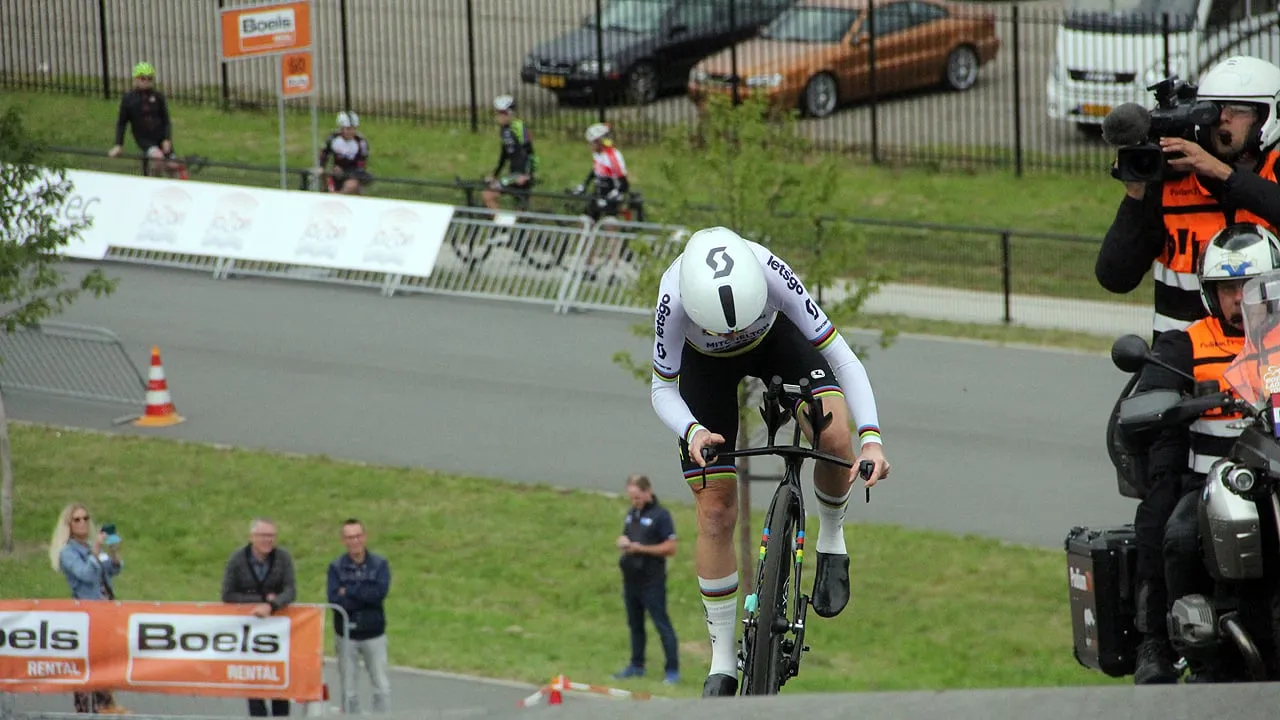 annemiek van vleuten op weg naar de snelste tijd in de proloog