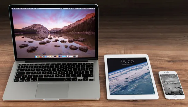 apple iphone smartphone desk