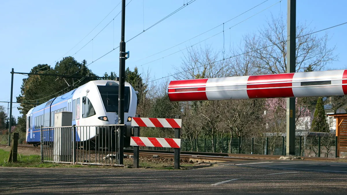 arrivatrein bij spoorwegovergang daniken plinthos