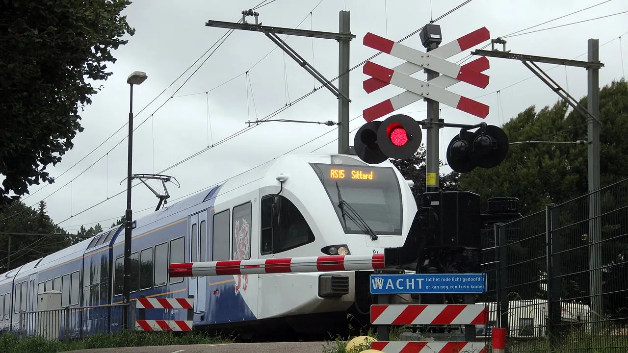 arrivatrein op spoorwegovergang bij daniken oud geleen