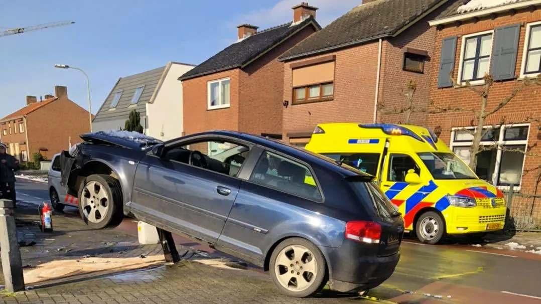 auto op paaltje susteren