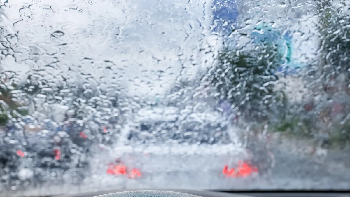 autorijden regenbui