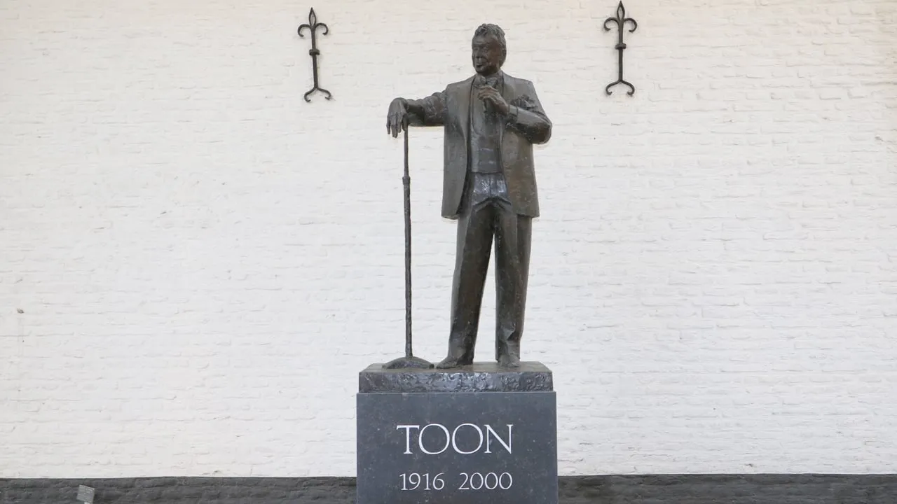 beeld toon hermans bij erfgoedcentrum de domijnen