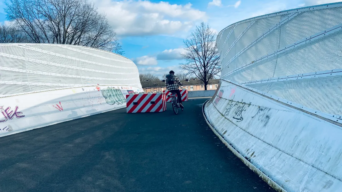 blokkering doorgang autos op voetgangers en fietsersbrug sanderbout