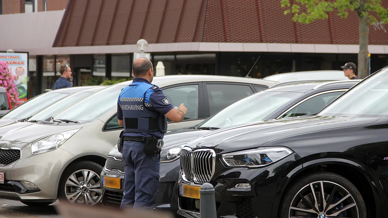 boa schrijft parkeerbon uit op tempelplein