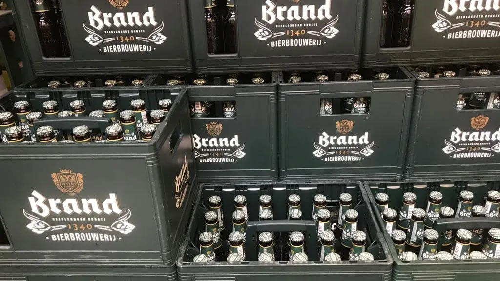 brand bier in kratten
