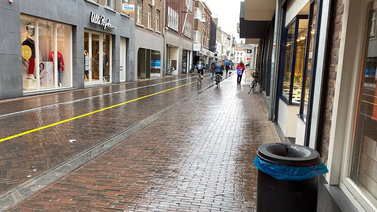 brandstraat op een natte dag tijdens de lockdown