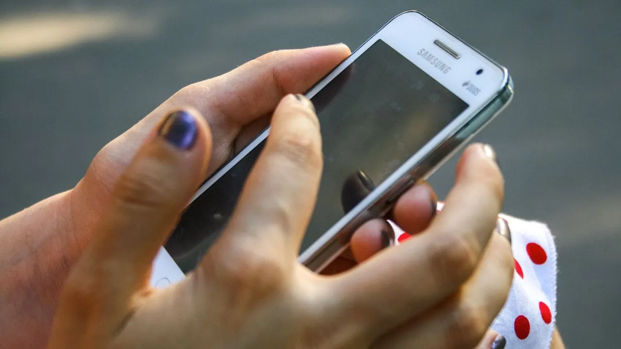 cc0 via pexels john mark smith mobiele telefoon