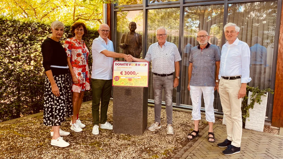 cheque actie voor hoop voor toon hermans huis sittard