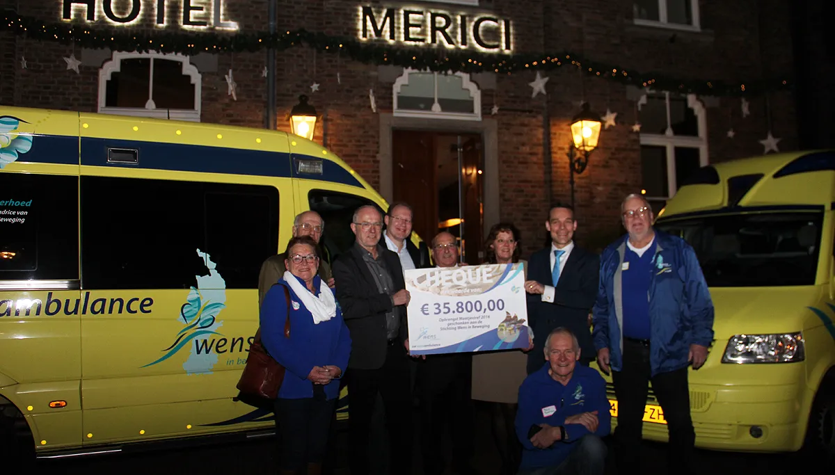 cheque wensambulance uitgereikt door martijn van helvert 1