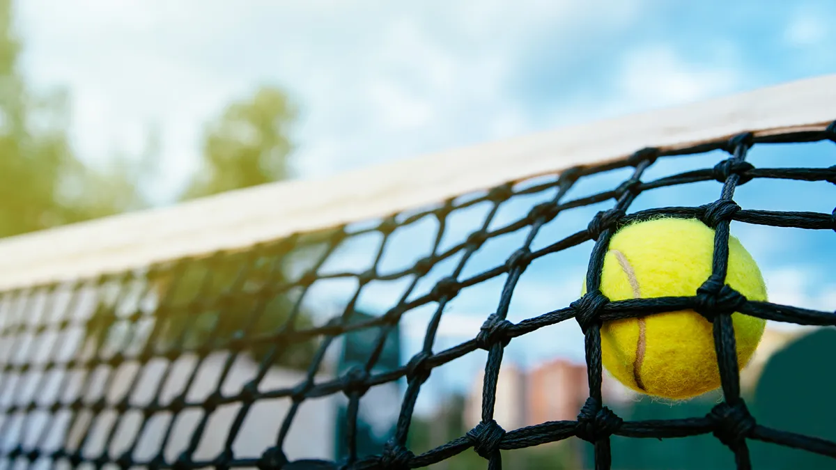 close upfoto van tennisbal die netto raken sport concept