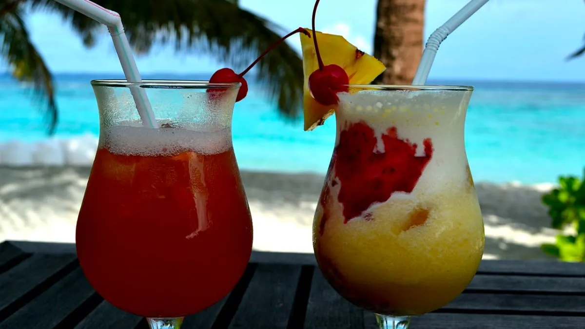 cocktails op een vakantiestrand