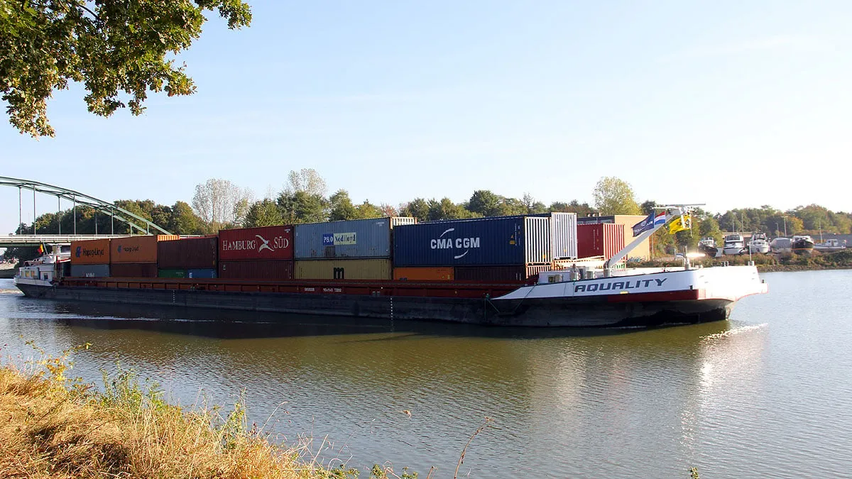 containerschip op julianakanaal