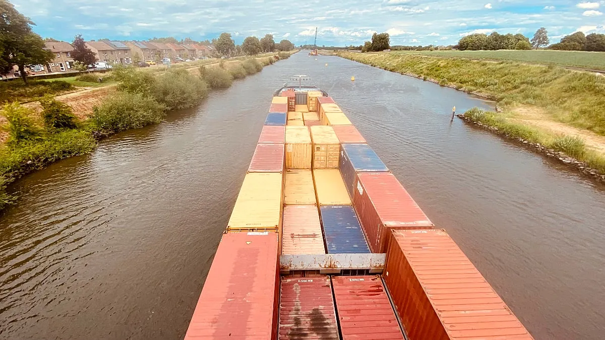 containervervoer over julianakanaal bij berg aan de maas