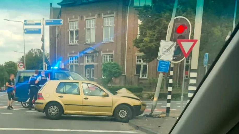 crash op hoek rijksweg zuid holeweg