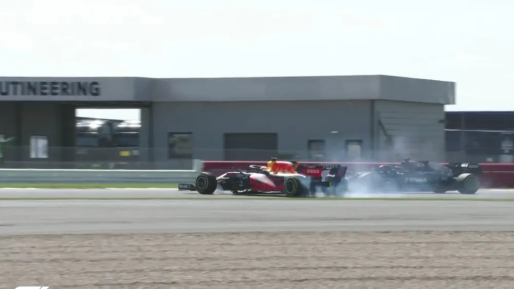 crash verstappen op silverstone na touche door hamilton