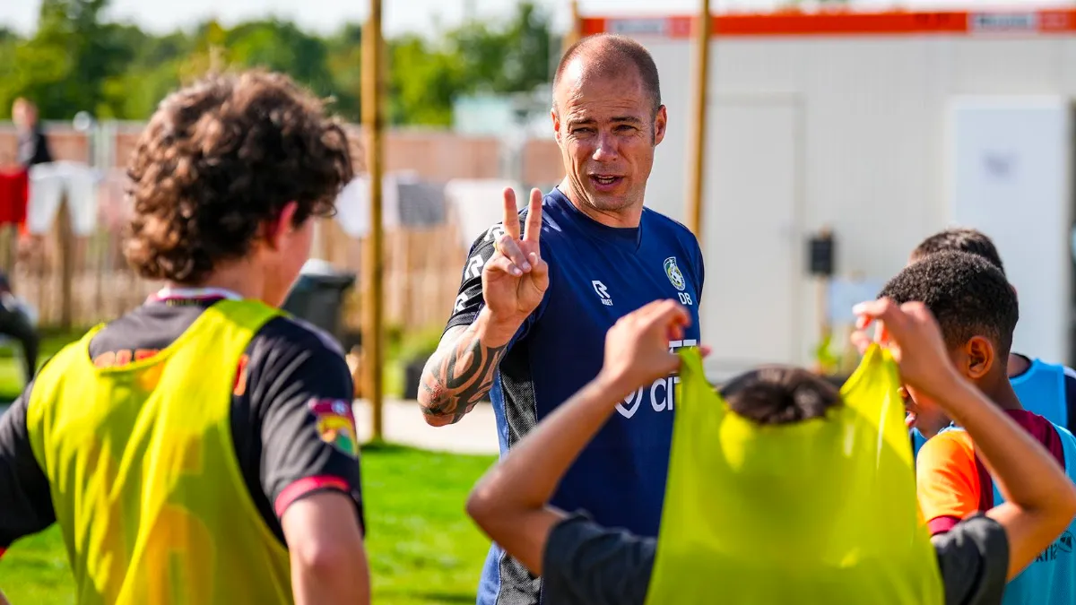 danny buijs voetbalclinic noodopvang asielzoekers sittard