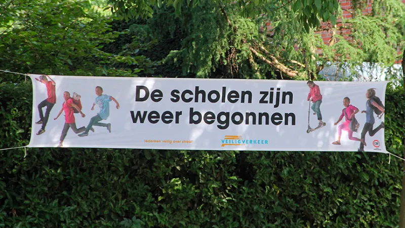 de scholen zijn weer begonnen spandoek oud